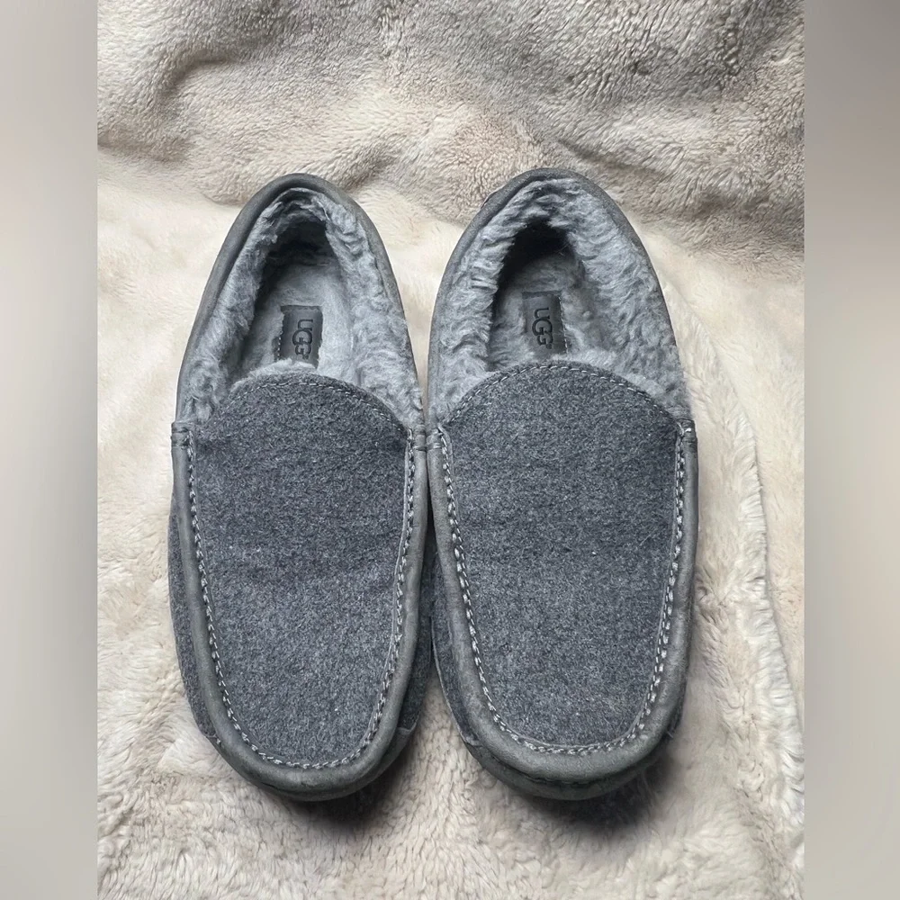 UGG Men's Ascot slipper shoe size 8